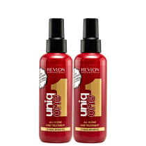 São dois frascos de tratamento capilar all-in-one da linha Uniq One da Revlon Professional. Os frascos têm formato cilíndrico e são feitos de plástico vermelho translúcido com tampas pretas.
