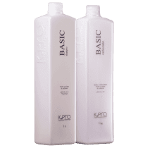 O produto apresentado na imagem são dois frascos de shampoo e condicionador da marca K.Pro. Os frascos são brancos e possuem rótulos com o nome da marca "BASIC" em letras pretas. Cada frasco contém 1 litro de produto.