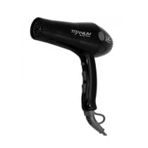 O produto apresentado na imagem é um secador de cabelos da marca Lizz Professional . Trata-se de um secador de cabelos preto, com design cilíndrico e compacto. O nome "Titanium" está claramente exibido no corpo do secador.