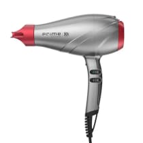 A imagem traz o secador de cabelo da GA.MA Italy Prime 3D Titanio. O acessório possui um corpo alongado e aerodinâmico em plástico cinza e detalhes em vermelho com o bico concentrador de ar removível na ponta.