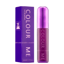 Frasco de perfume Colour Me na cor roxa, com rótulo em letras brancas indicando a cor "Purple o purple". A embalagem é uma caixa roxa com o nome da marca e a descrição da cor do produto.