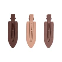 A imagem mostras três presilhas de cabelo plásticas em diferentes tons de nude. Cada pinça tem um formato alongado e pontiagudo, com uma abertura na parte superior para prender os cabelos.