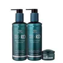 A imagem mostra três produtos de cuidados capilares da marca N.P.P.E. Dois deles são frascos de plástico azul-esverdeado com bombas dosadoras pretas. O terceiro produto é um pote menor da mesma cor.