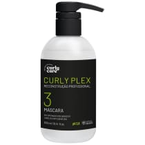 Produto de tratamento capilar Curly Plex da linha Curly Care. Embalagem plástica branca com bomba dosadora preta. Rótulo preto com detalhes em verde, descrevendo "Curly Plex Reconstrução Profissional 3 Máscara".