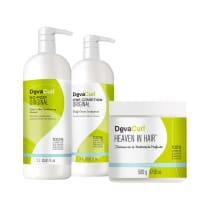 A imagem mostra 3 produtos de DevaCurl para cabelos cacheados e crespos. Há dois frascos grandes com bombas dosadoras, um para shampoo e outro para condicionador, e um pote menor para uma máscara. Todos brancos com detalhes em verde limão.