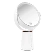 Espelho de maquiagem circular com iluminação LED, em tom branco, com base para apoio e ajuste de inclinação. Possui rótulo com a marca Klass Vough.