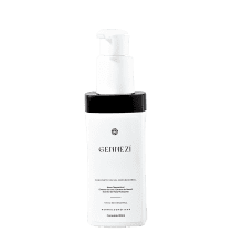 A imagem mostra um produto facial com frasco branco, com detalhes pretos e uma tampa protetora de cor branca com um dispensador em forma de bomba. A embalagem indica o nome do produto e seu conteúdo de 120ml.