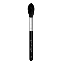 A imagem mostra um pincel, com cabo preto, detalhe cromado e cerdas pretas.