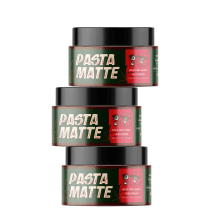 Três potes de pasta modeladora para cabelo da marca Don Alcides, com rótulos verdes e vermelhos exibindo o nome "Pasta Matte" em destaque. As embalagens possuem design moderno e minimalista, com informações sobre a composição e benefícios do produto.