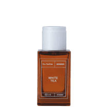 Perfume Korres White Tea em frasco retangular de vidro âmbar de 50 ml. Rótulo com texto "Deo Parfum KORRES WHITE TEA" e informações "50 ml ATHENS" em letras brancas. Tampa plástica branca fosca com detalhes verticais.