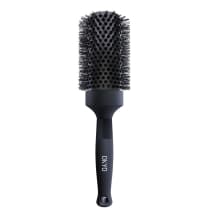 Escova de cabelo redonda preta da marca Okyo, com cerdas densas e pontiagudas, com design ergonômico e empunhadura preta.