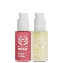 Dois frascos de produtos da marca Beyoung: séruns "Aging Care" e "Booster"
