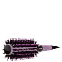 A imagem mostra uma escova de cabelo. O produto tem um cabo longo e cilíndrico na cor roxa. A escova possui cerdas de nylon rígidas e densas, também na cor roxa. A base da escova é preta e pontiaguda com detalhe em lavanda.