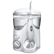 Aparelho de irrigação oral Waterpik branco com tanque de água transparente, bico removível e controles de ligar/desligar e ajuste de pressão.