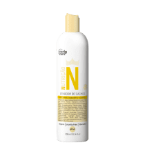Ativador de cachos Curly Care N, embalagem plástica branca de 300ml. Rótulo com letras grandes amarelas "N" e texto em português descrevendo os ingredientes.