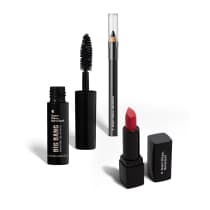 A imagem mostra três produtos de maquiagem da marca Quem Disse, Berenice?. Um rímel preto em embalagem cilíndrica com um aplicador de cerdas pretas espessas. Um lápis preto para olhos. E um batom bala vermelho em uma embalagem preta.