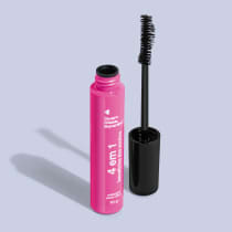 Mascara para cílios em embalagem rosa com o rótulo "4 em 1 benefícios dos sonhos". A embalagem é um frasco plástico rosa com o nome do produto impresso. Acompanha um aplicador de mascara preto com cerdas longas e espessas.