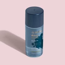 O frasco contém um produto líquido chamado "Skin.q Água Micelar" da linha Harry Potter. A embalagem apresenta detalhes em tons de azul claro e branco, incluindo o logotipo da marca Harry Potter, o nome do produto "Defesa Contra a Arte das Trevas."