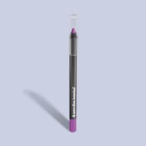 Lápis com corpo cilíndrico cinza e detalhes em lilás. A ponta superior é arredondada e transparente. O corpo possui a inscrição "quem disse, berenice?" em letras minúsculas brancas.