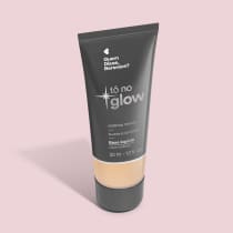 O produto apresentado é uma base líquida da marca Tô no Glow, com embalagem em tubo plástico preto e branco. O rótulo exibe o nome da marca e a descrição "Radiância natural, leveza e conforto". O produto é classificado como "Base líquida".