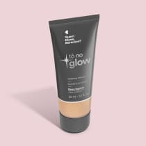 O produto apresentado é uma base líquida da marca Tô no Glow, com embalagem em tubo plástico preto e branco. O rótulo exibe o nome da marca e a descrição "Radiância natural, leveza e conforto". O produto é classificado como "Base líquida".
