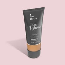 O produto apresentado é uma base líquida da marca Tô no Glow, com embalagem em tubo plástico preto e branco. O rótulo exibe o nome da marca e a descrição "Radiância natural, leveza e conforto". O produto é classificado como "Base líquida".