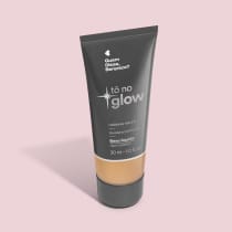 O produto apresentado é uma base líquida da marca Tô no Glow, com embalagem em tubo plástico preto e branco. O rótulo exibe o nome da marca e a descrição "Radiância natural, leveza e conforto". O produto é classificado como "Base líquida".
