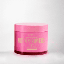 Creme corporal Skelt Hidden Flowers em embalagem rosa com detalhes em dourado, contendo informações sobre a fragrância e propriedades hidratantes do produto.