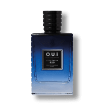 Frasco retangular de vidro transparente e em degradê de azul escuro a azul claro, de cima para baixo, com detalhes texturizados na lateral. Tampa preta com relevos. Rótulo preto com a inscrição em letras brancas e tom prateado.