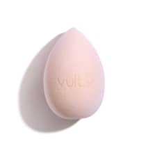 Esponja de maquiagem em formato de gota, com superfície suave e textura aveludada, exibindo o logotipo da marca Vult em sua superfície.