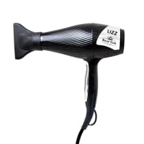 Secador de cabelos da marca Lizz Professional, modelo Royal Tech. Ele possui um design preto com linhas onduladas e uma saída de ar na extremidade. O rótulo do produto exibe o nome da marca "Lizz" e a especificação "Royal Tech 2200W".