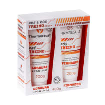 A imagem mostra os produtos da linha "Pré & Pós Treino" da marca Que, TheBoche Cosméticos dentro de uma caixa personalizada. As embalagens possuem cores vibrantes, como laranja e vermelho, com listras. Os produtos vêm em embalagens de 200g.