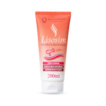 A imagem mostra uma embalagem do Lisosim da marca Que TheBoche Cosméticos. É laranja com detalhes em branco e vermelho. o rótulo destaca as principais características, como fato de ser sem formol e super hidratante.