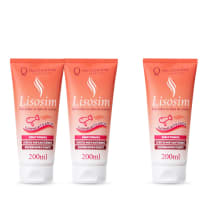 A imagem mostra três embalagens do Lisosim da marca Que TheBoche Cosméticos. Seu frasco é laranja com detalhes em branco e vermelho. O rótulo destaca as principais características, como fato de ser sem formol e super hidratante.
