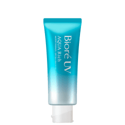 Tubo de protetor solar Bioré Aqua Rich, com embalagem em tons de azul e branco.
