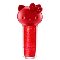 Maquiagem em formato cilíndrico com a cabeça da personagem Hello Kitty como tampa. A parte superior é vermelha com detalhes em relevo que representam os olhos, orelhas e laço da Hello Kitty. É possível ver a cor do produto pelo corpo transparente.