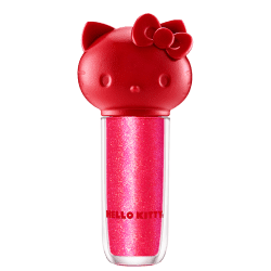 Maquiagem em formato cilíndrico com a cabeça da personagem Hello Kitty como tampa. A parte superior é vermelha com detalhes em relevo que representam os olhos, orelhas e laço da Hello Kitty. É possível ver a cor do produto pelo corpo transparente.