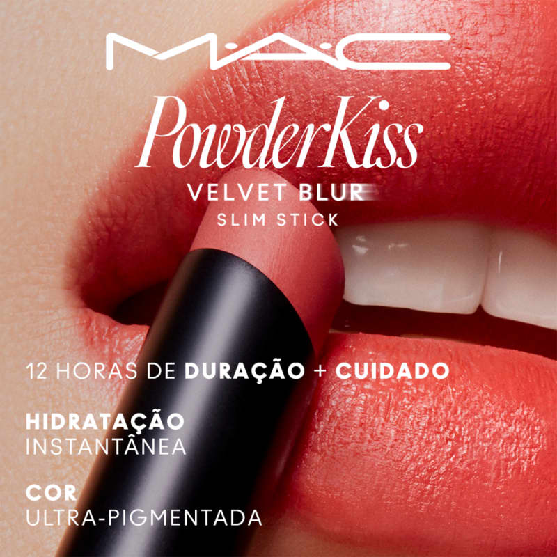 A imagem mostra a boca de uma mulher passando o batom e, em cima da imagem, com letras brancas, informações sobre marca, linha, tipo de produto e duração nos lábios.