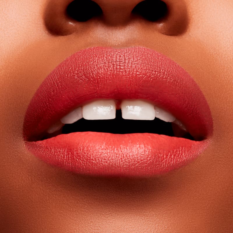 A imagem mostra a boca de uma mulher usando o batom.