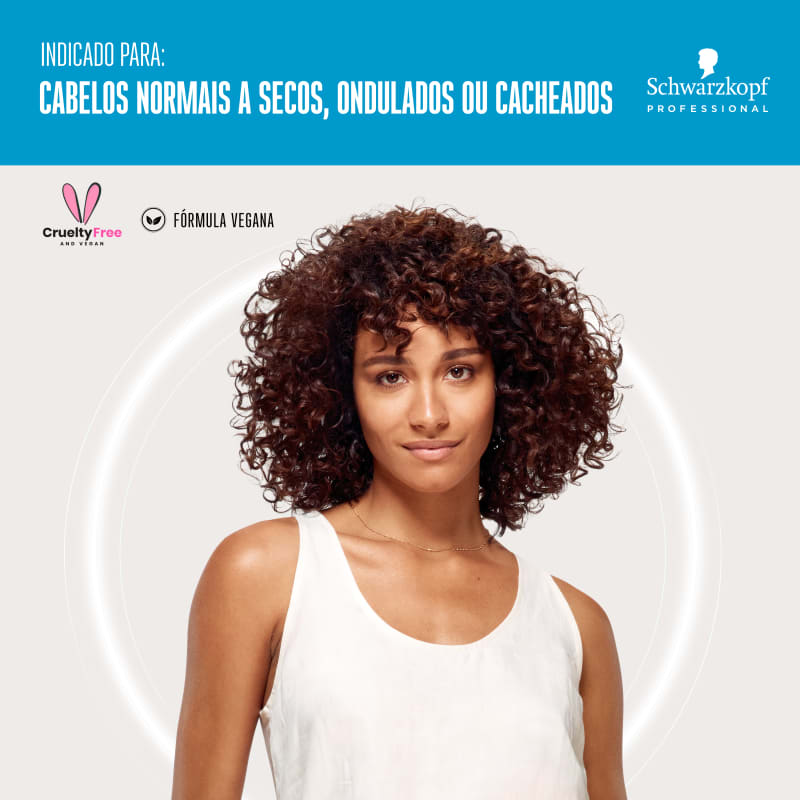 O produto apresentado é um tratamento capilar para cabelos normais a secos, ondulados ou cacheados da marca Schwarzkopf Professional. A imagem mostra uma modelo com cabelos cacheados volumosos e vibrantes na cor castanha escura.