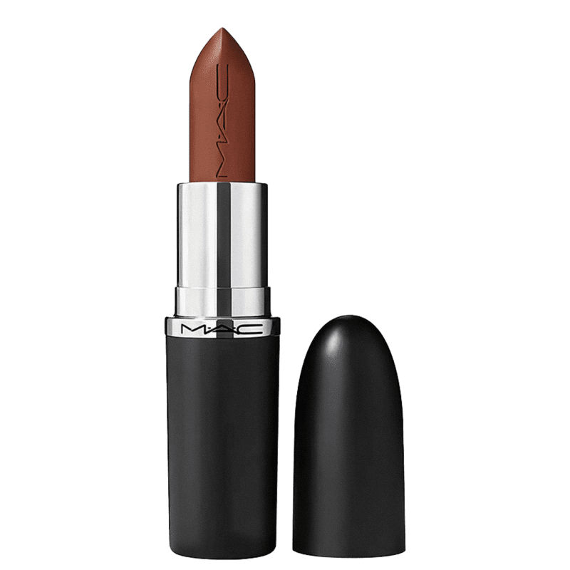 A imagem mostra um batom tipo bala, marrom, com a tampa ao lado. A embalagem é preta e prata com o logo da marca em preto.