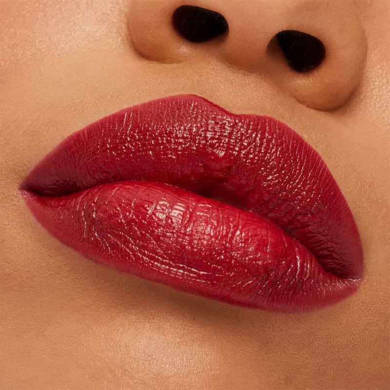 A imagem mostra a boca de uma mulher usando o batom.