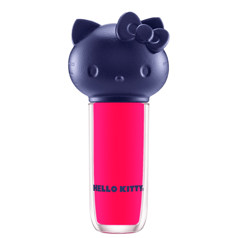 Produto de maquiagem em formato cilíndrico com a cabeça da personagem Hello Kitty como tampa. A parte superior é azul escuro com detalhes que representam os olhos, orelhas e laço da Hello Kitty. É possível ver a cor do produto pelo corpo transparente.