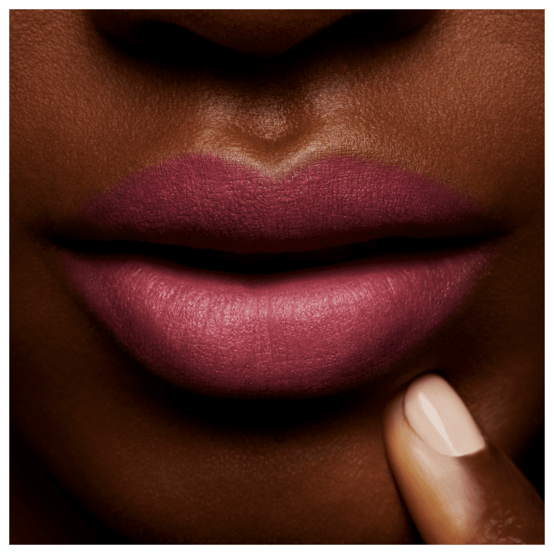 M·A·C Powder Kiss Model Off-Duty - Batom Líquido 5ml