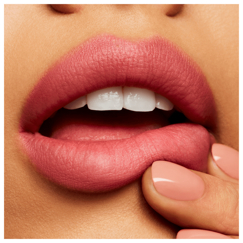 M·A·C Powder Kiss Model Off-Duty - Batom Líquido 5ml