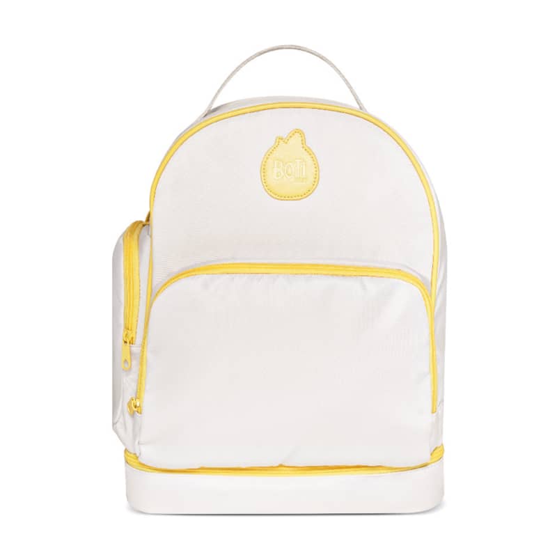 Mochila branca com detalhes em amarelo. A mochila tem formato arredondado e uma alça para carregar nas costas. Na frente, há um aplique com o passarinho Fido com o texto "Boti" bordado. As laterais e a parte inferior são reforçadas com uma faixa amarela.