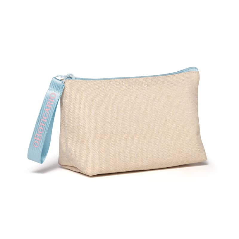 Bolsa de mão bege com zíper e alça azul da marca O Boticário, feita de material têxtil leve e resistente, ideal para armazenar itens de beleza e acessórios.