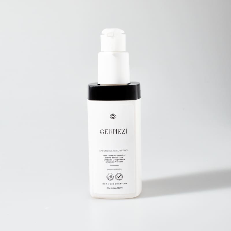A imagem mostra um frasco plástico branco com válvula pump. No meio da embalagem está impresso o nome da marca "Gennezí" em letras pretas. e o nome do produto "Sabonete Facial Retinol." O conteúdo da embalagem é de 120ml