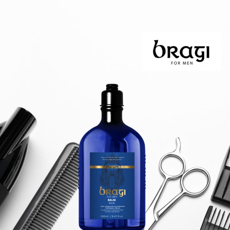 O item principal da imagem é um grande frasco azul, ao lado da embalagem estão dispostos alguns acessórios tipicamente usados para cuidados com barba e cabelo masculinos, como pentes e tesouras de cabelo em aço inoxidável.