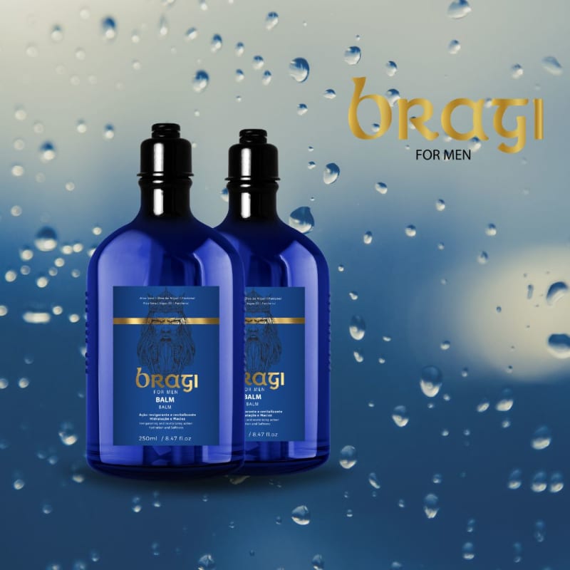 A imagem mostra duas garrafas azuis com detalhes em preto e dourado nas embalagens. O fundo tem gotas d'água espalhadas, dando uma sensação refrescante. O logotipo "Bragi" está escrito em letras amarelas no canto direito.